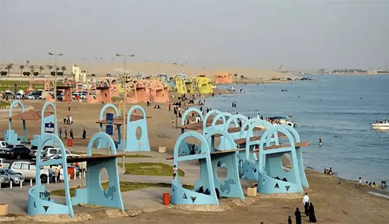 شاطئ نصف القمر الدمام