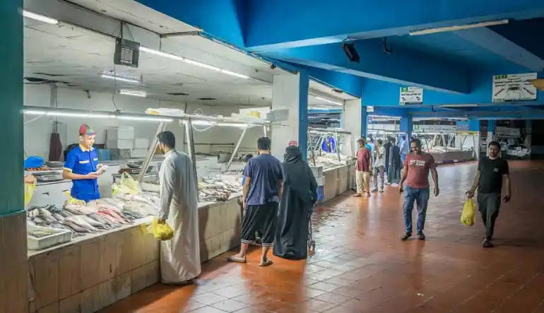 محلات الأسماك الطازجة في سوق التعمير الرياض