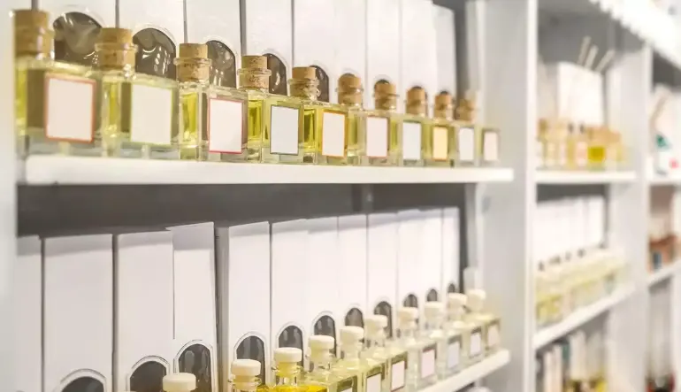 محلات العطور والعود في سوق المساعديه